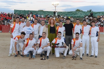 La alcaldesa de Velilla, Antonia Jiménez, en un concurso de recortes en la plaza de toros del municipio