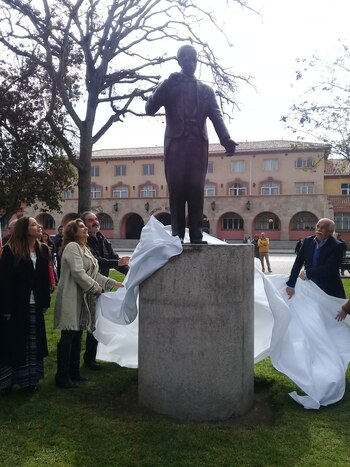 Una escultura en la plaza