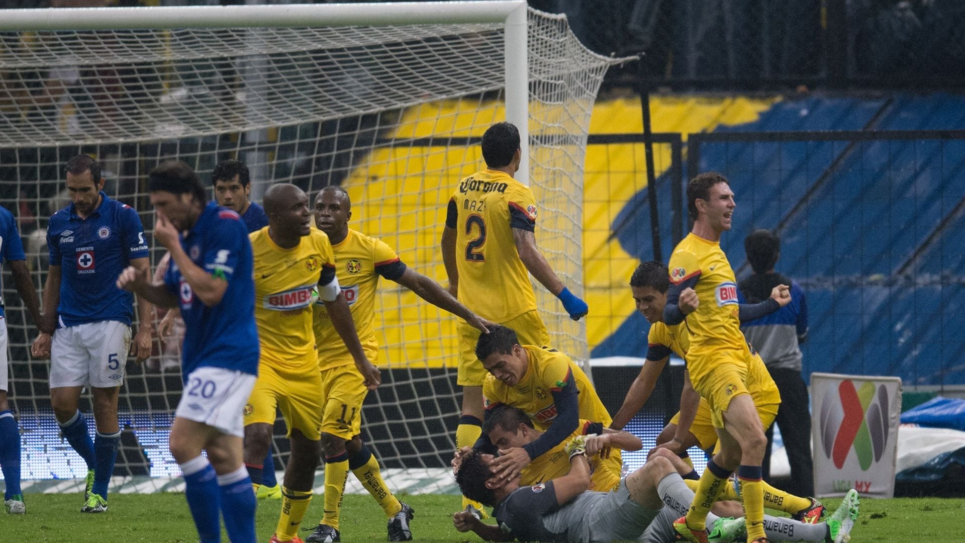 Una de las derrotas más dolorosas que ha sufrido Cruz Azul, fue la que perdió contra el América en el 2013 (Foto de acción durante el juego America vs Cruz Azul Final Vuelta, Festejo/ 26-May-2013/ MEXSPORT /David Leah. )