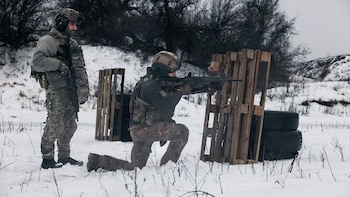 El ejército ucraniano evoluciona bajo presión, con nuevas unidades que desafían el legado soviético