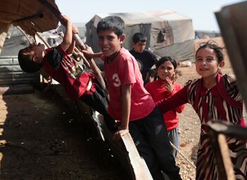 Niños en el campamento de