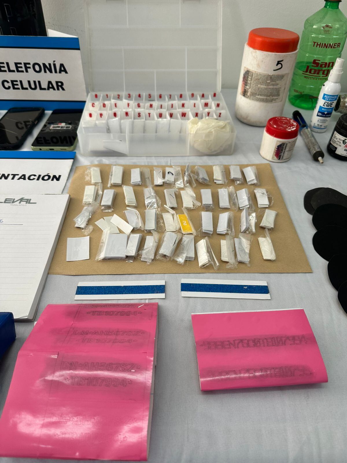 También secuestraron balanzas de precisión, cédulas de identificación vehicular, computadoras de a bordo y duplicadores remotos (Foto: Policía bonaerense)