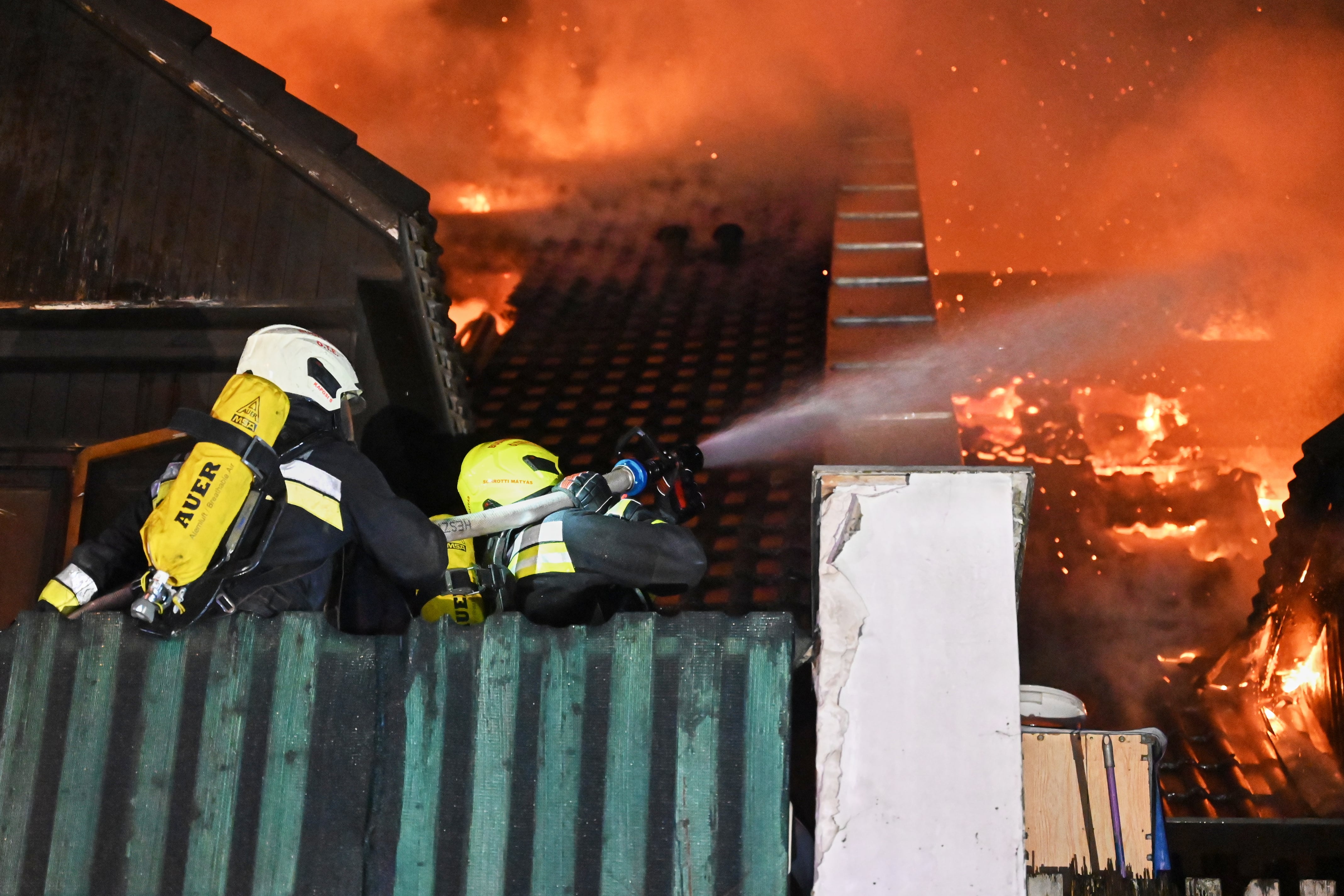 Los bomberos trabajaron para extinguir un incendio que, según las autoridades húngaras, dejó muertos y heridos en Budakeszi, un suburbio de la capital, Budapest (Dirección General Nacional de Gestión de Desastres de Hungría vía AP)
