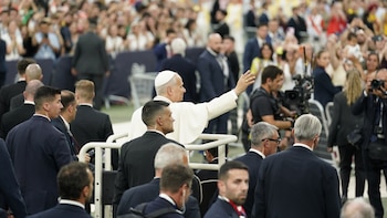 Madrid despide al papa León XIV en una gran fiesta en el Bernabéu ante 70.000 personas, guiños al fútbol y un Bustamante entregado