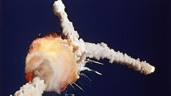 El humo gris oscuro fue