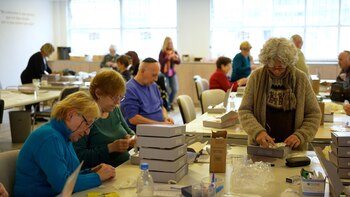 Unos 400 adultos mayores son