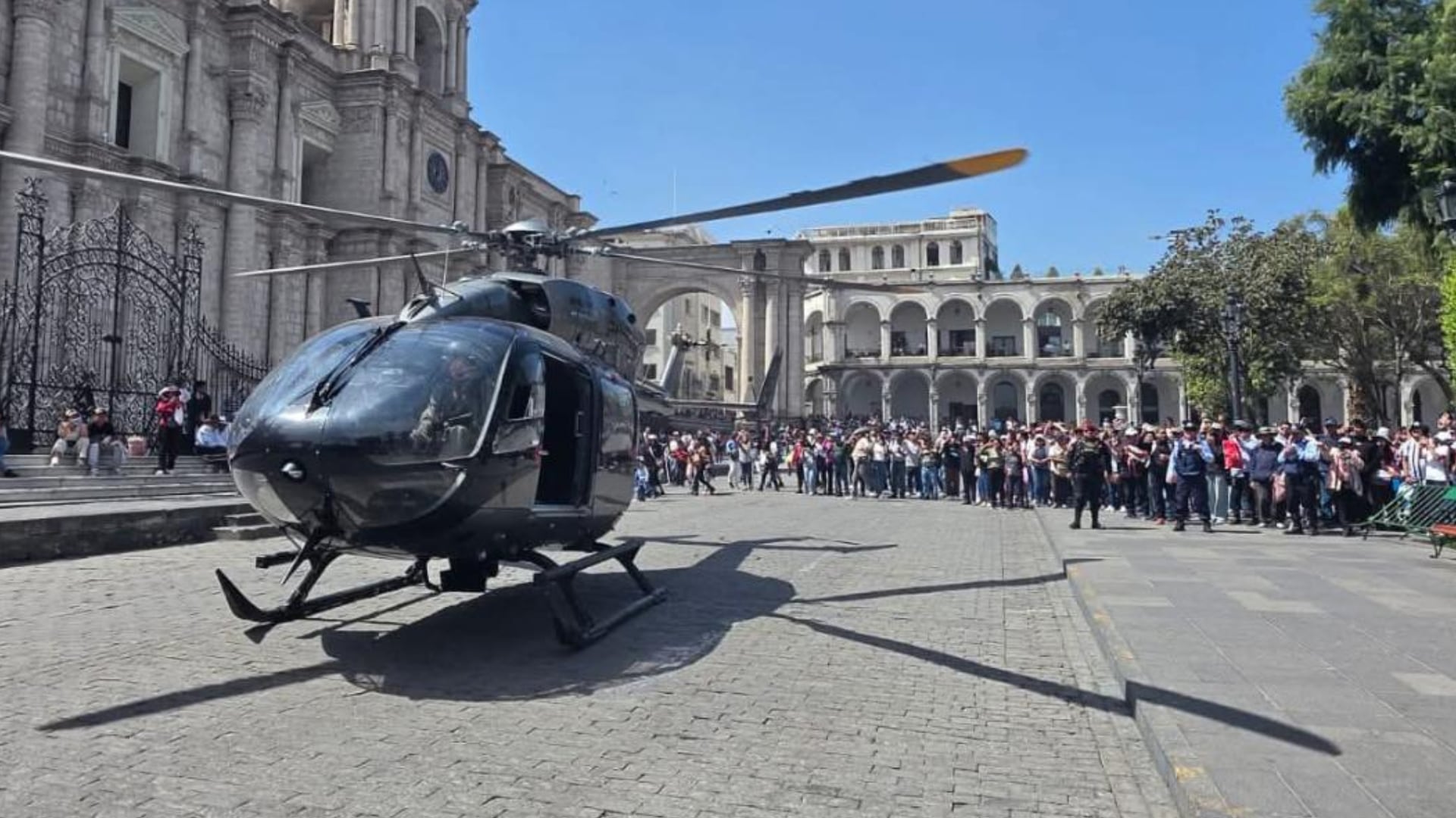 Aterrizaje de helicóptero en la Plaza de Armas fue parte de un ensayo técnico, no una emergencia. Andina Noticias