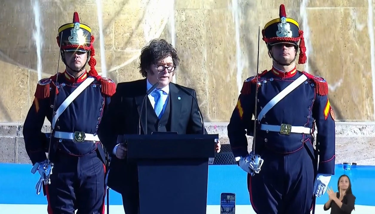 El presidente Javier Milei encabezó el acto central por el Día de la Bandera en Rosario, acompañado por autoridades nacionales (Captura de transmisión oficial)