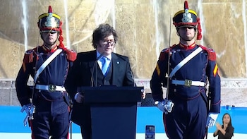 Javier Milei respaldó a Adorni en el Día de la Bandera y reivindicó a Belgrano como el “primer intelectual liberal económico”