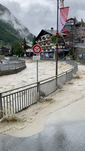 El pueblo opera con vehículos eléctricos compactos y trenes lanzadera, mientras los visitantes dejan sus autos a varios kilómetros de distancia Yury Liberau/via REUTERS