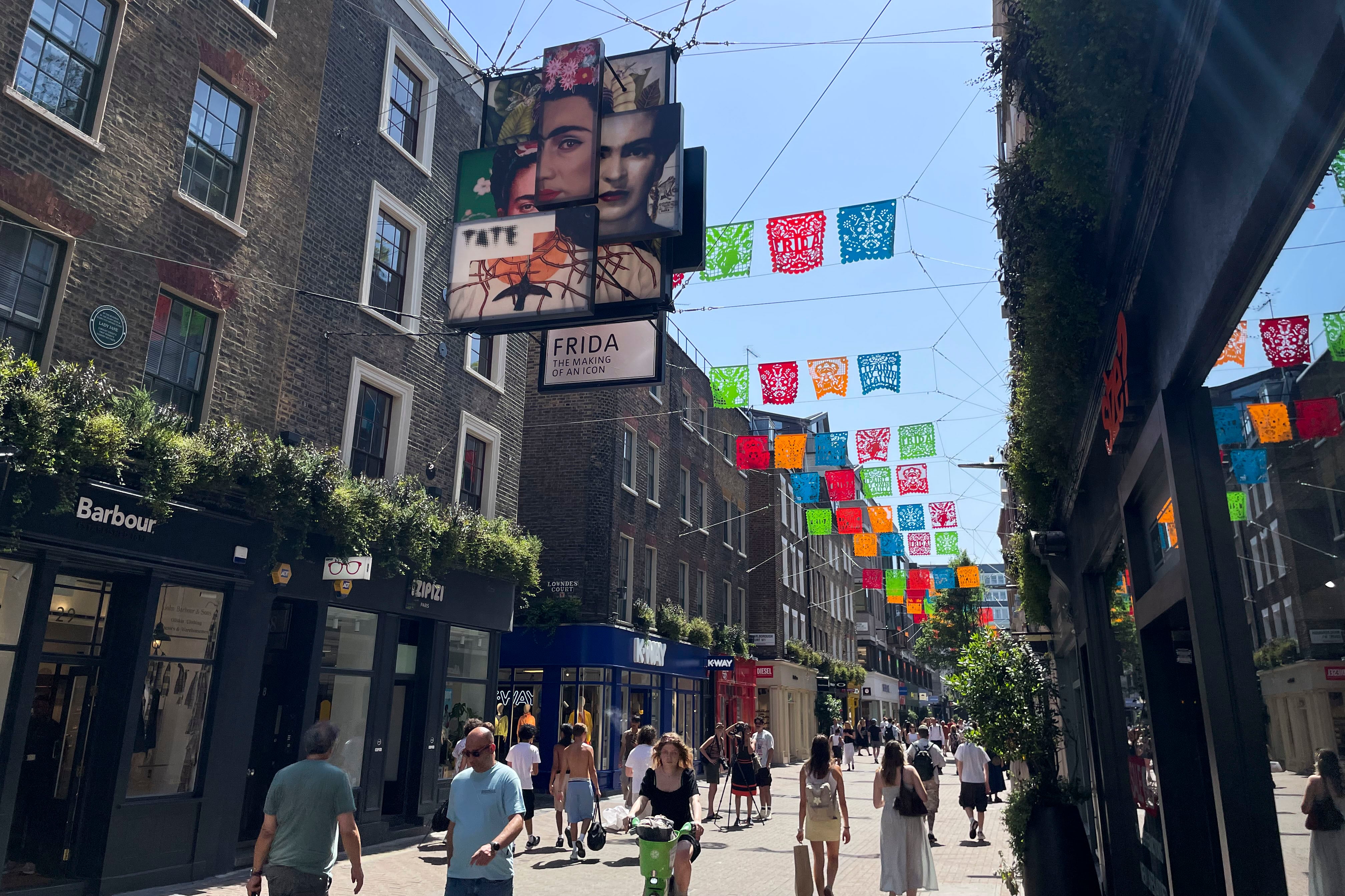 El londinense barrio de Soho inauguró este jueves '¡Frida Icónica'!, un mural al aire libre dedicado a Frida Kahlo por el 119 aniversario de su nacimiento, compuesto por cuatro retratos que forman el perfil de la artista mexicana y que transformó la zona en un lienzo lleno de color y arte público. EFE/Luis Campello