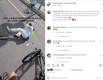 Una mujer con casco y ropa blanca permanece sobre el pavimento junto a una bicicleta caída, al lado de comentarios de una red social