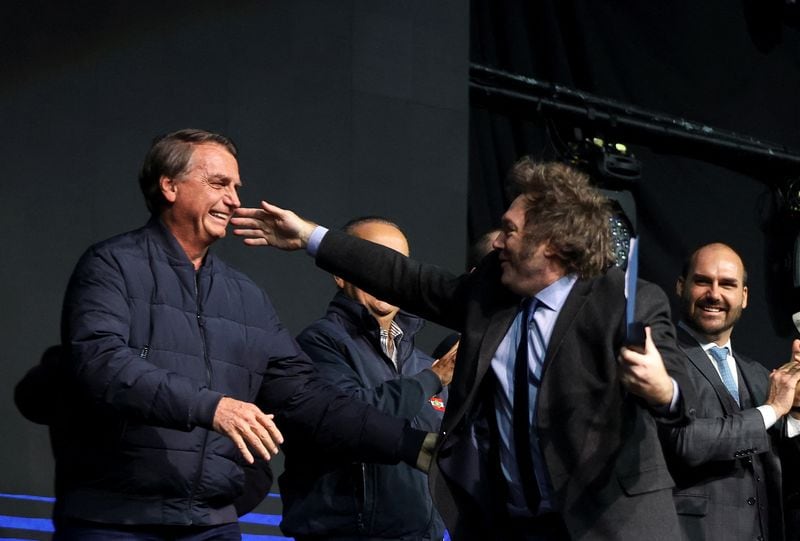 El presidente argentino Javier Milei se saluda con el expresidente de Brasil Jair Bolsonaro, mientras habla durante la CPAC (Conferencia de Acción Política Conservadora) en Balneario Camboriu, estado de Santa Catarina, Brasil. 7 de julio de 2024. REUTERS/Anderson Coelho
