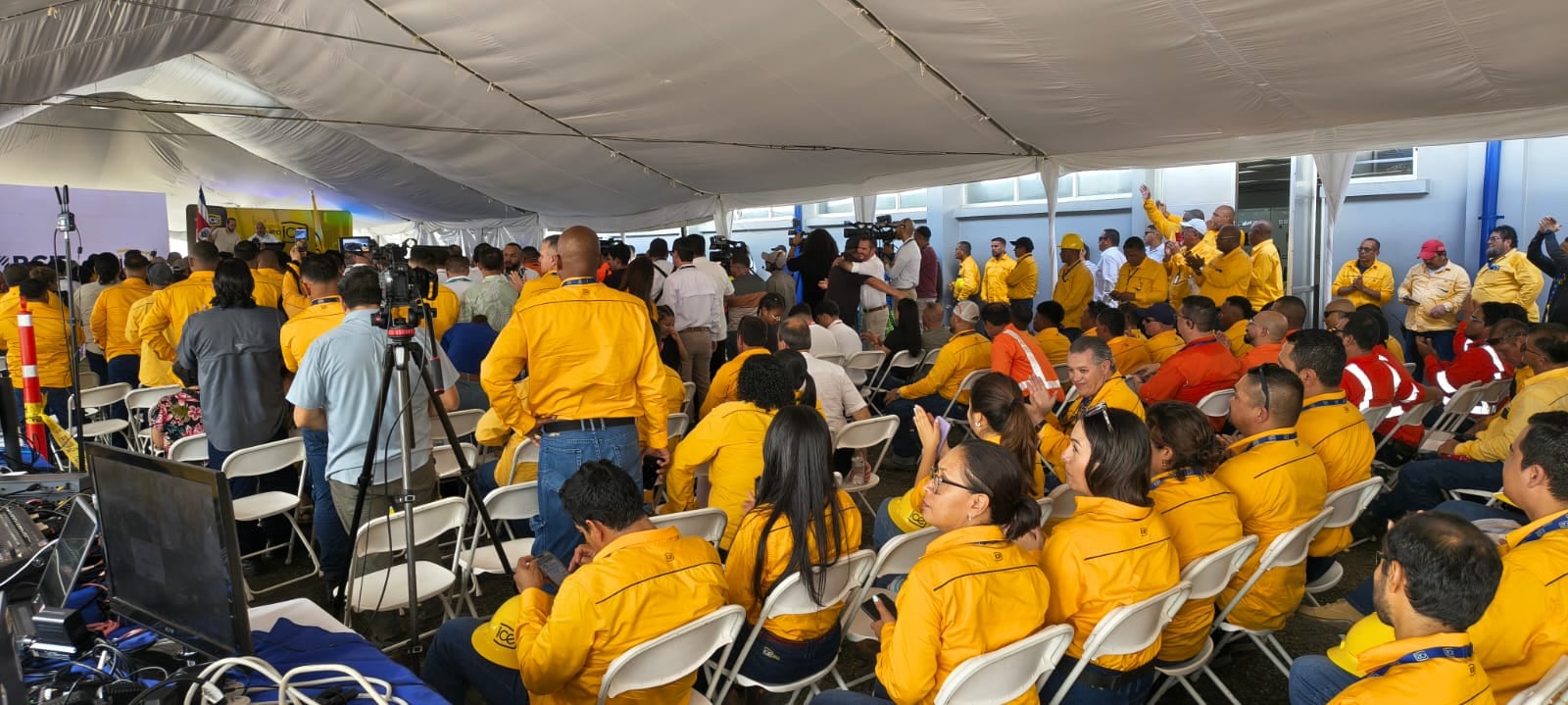 La presidenta Laura Fernández fijó una condición explícita sobre los 1,500 empleos directos que generará la fase de construcción: que queden en manos de personas que viven en Limón. Foto cortesía.