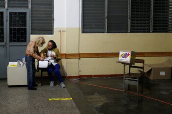 Varios centros de votación permanecen
