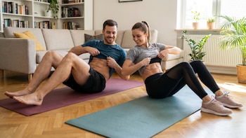 Cinco ejercicios de fuerza para marcar el abdomen sin ir al gimnasio