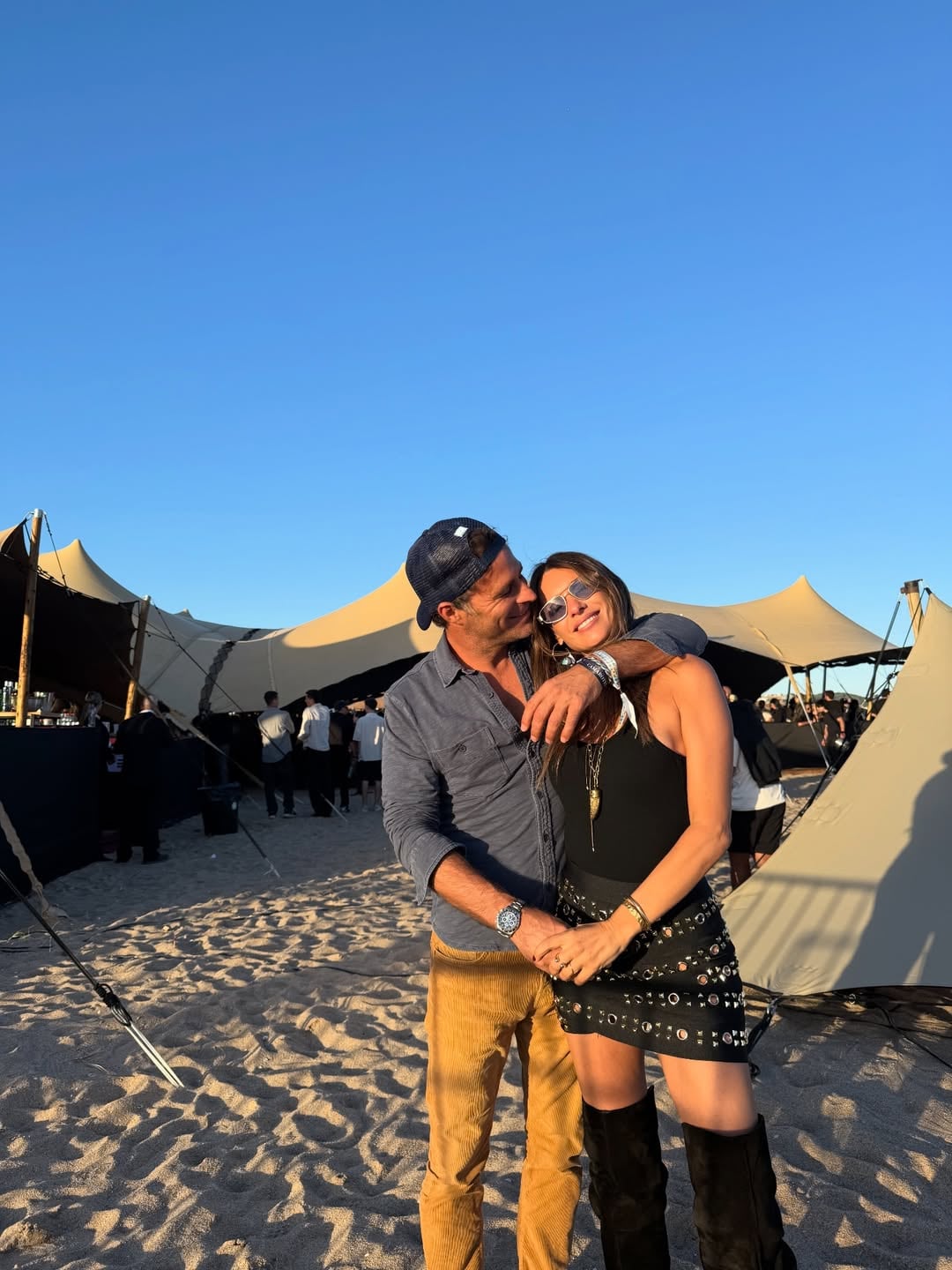 La modelo aprovechó que Vicuña se encuentra en Uruguay para disfrutar de la noche con su novio