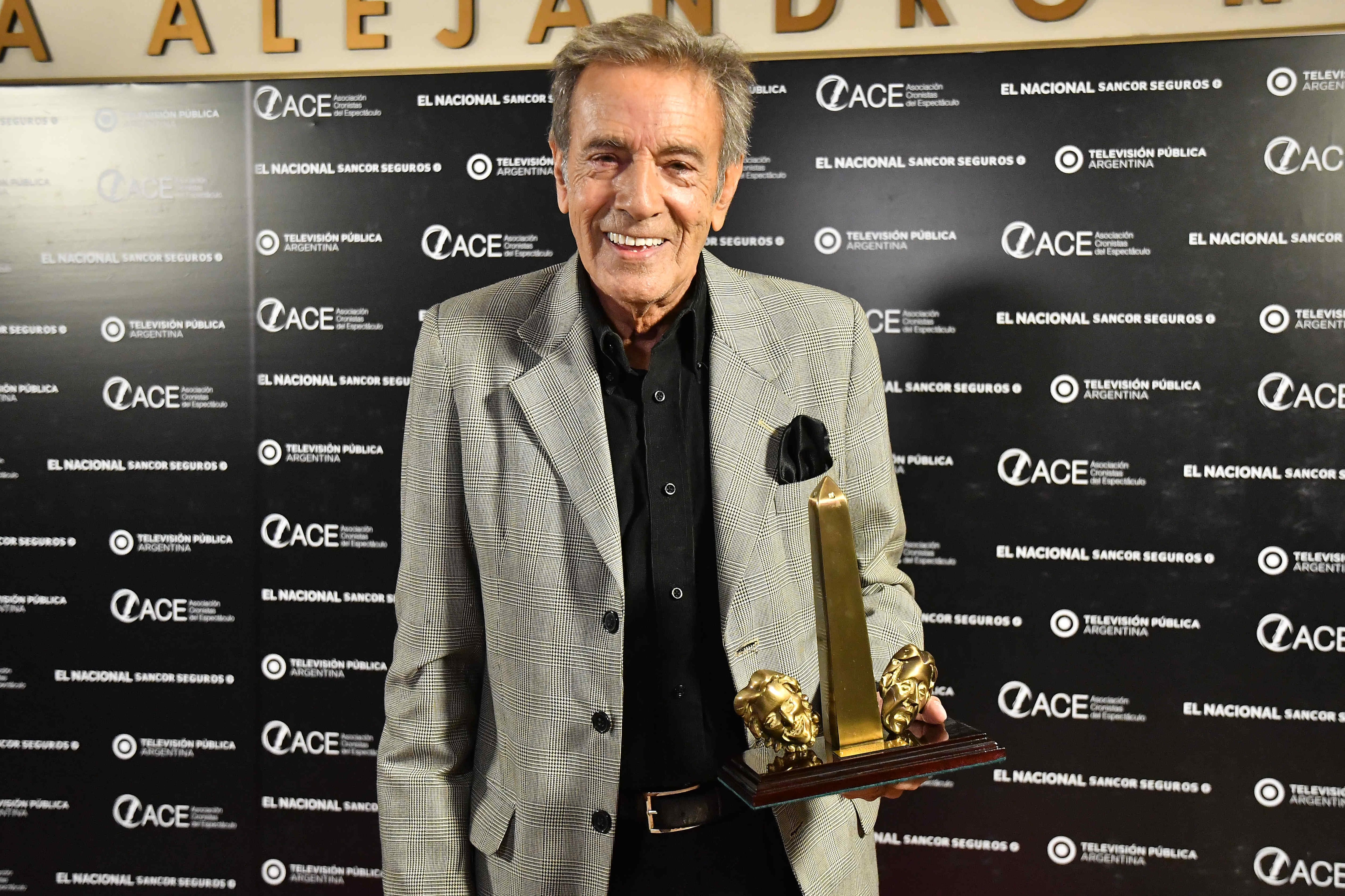 El actor rosarino Mario Alarcón con el ACE de Oro que ganó en 2022 (Télam)