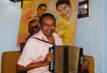 El músico se ganó la confianza de artistas del género y de expertos vinculados a la fábrica Hohner en Alemania, por su trabajo en la conservación de la mecánica del instrumento - crédito Melodías del alma y con el Corazón / Facebook