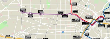 Mapa del sistema de metro de Los Ángeles con líneas codificadas por colores y estaciones marcadas, mostrando calles y puntos de referencia cercanos