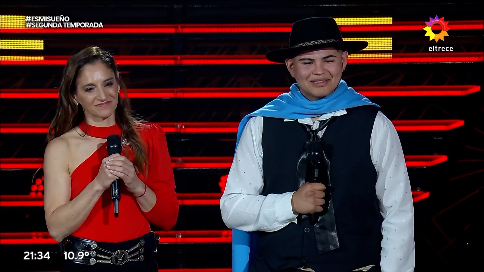 Natalia Pastorutti y Cristian Figueroa sostienen micrófonos durante su actuación musical en la segunda temporada del programa Es mi sueño.