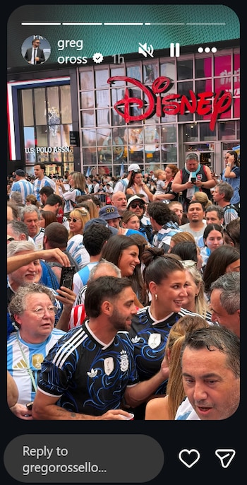 La Tora Villar y Grego Rossello cubrieron el banderazo para Telefe Streams y se metieron de lleno en el festejo junto a los hinchas