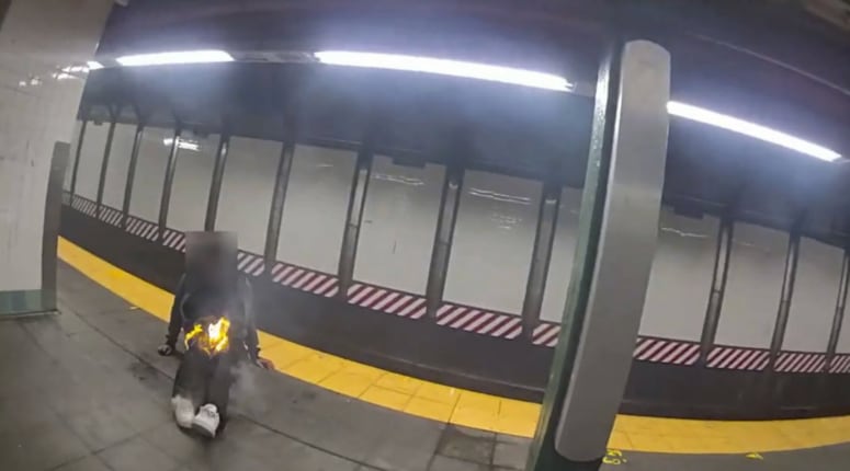 Las cámaras de seguridad registraron el fuego dentro de un tren en movimiento tras la salida de Carrero del vagón en Manhattan (Fiscalía de los Estados Unidos, Distrito Sur de Nueva York)