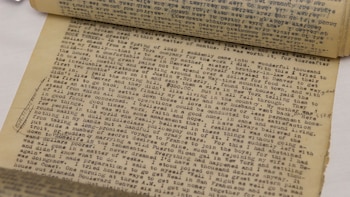 “Fue una hazaña única en el siglo”: Jack Kerouac escribió ‘En el camino’ en un rollo de 36 metros para no detenerse a cambiar hojas