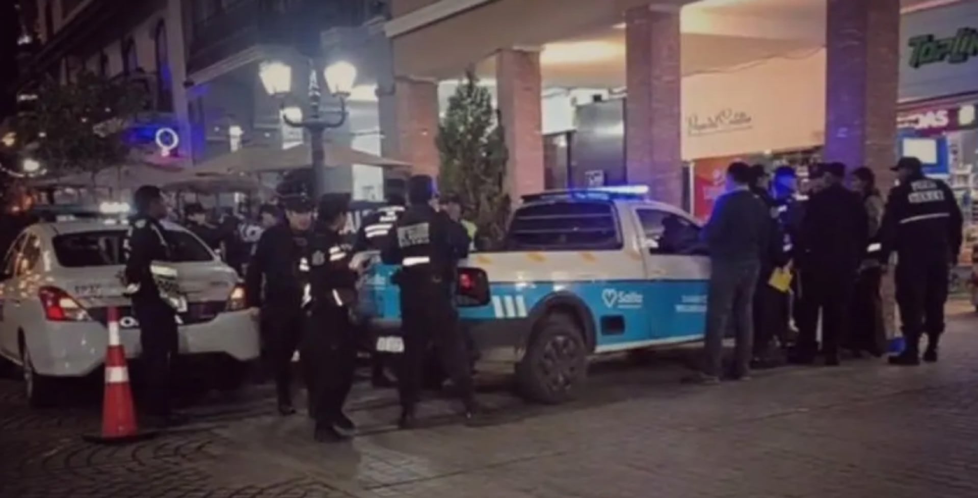 Oficiales de policía y vehículos de emergencia se congregan durante la noche en la Plaza 9 de Julio de Salta, tras el hallazgo de un cuerpo sin vida de un turista paraguayo (Agenda Salta)