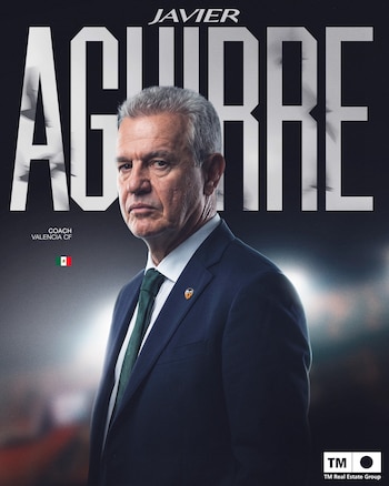 Retrato de Javier Aguirre en traje azul y corbata verde sobre un fondo con su nombre escrito en letras grandes