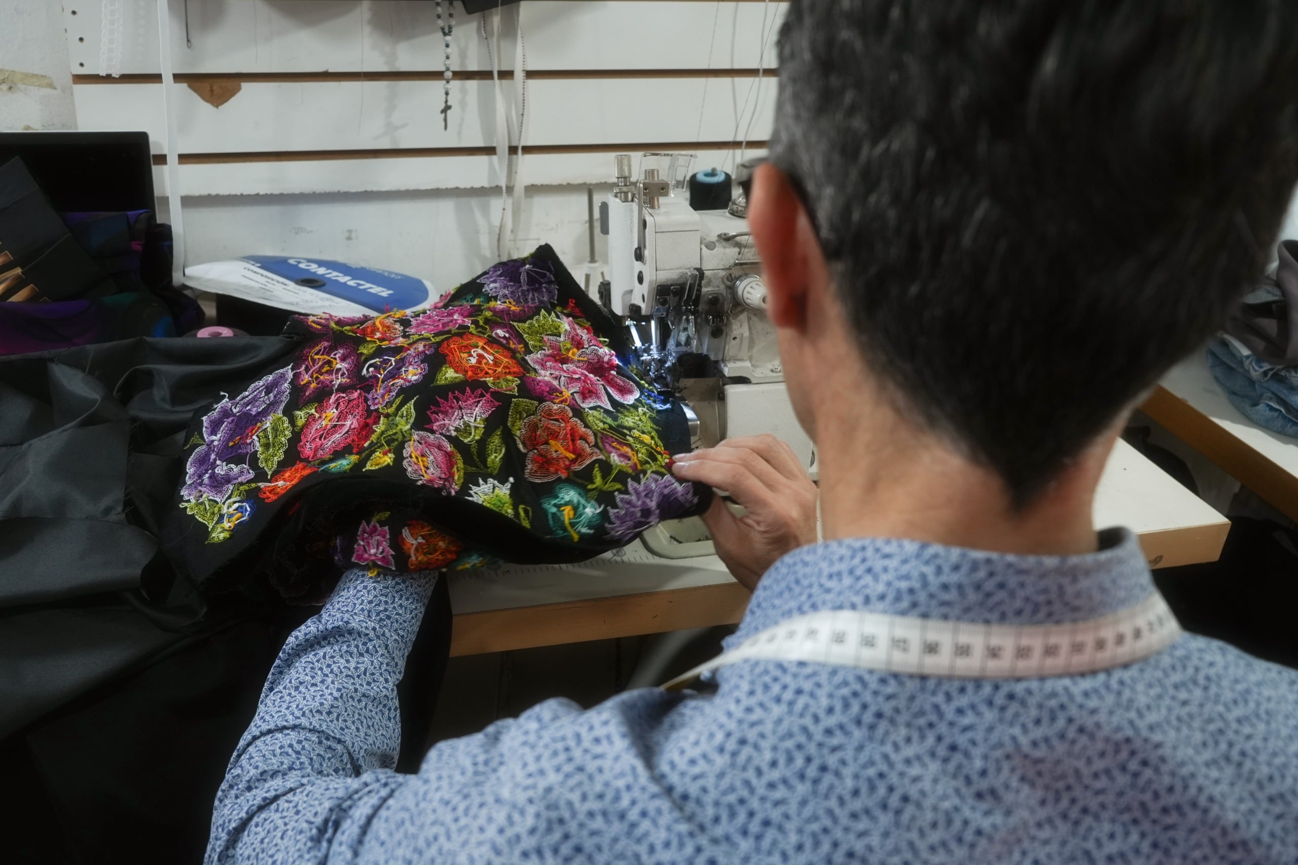 El bordado floral del vestido presidencial recupera un diseño heredado de Petrona, abuela del artesano Elvis Guerra. (Foto: Presidencia)