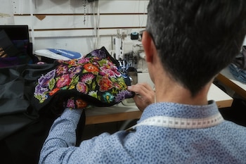 El bordado floral del vestido presidencial recupera un diseño heredado de Petrona, abuela del artesano Elvis Guerra. (Foto: Presidencia)