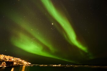 La aurora boreal aparece sobre
