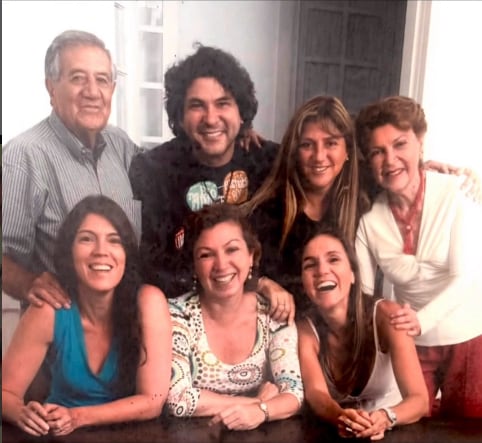 El cocinero Gastón Acurio posa junto a su padre, el exsenador Gastón Acurio Velarde, y otros familiares en una fotografía difundida tras el fallecimiento del político peruano.