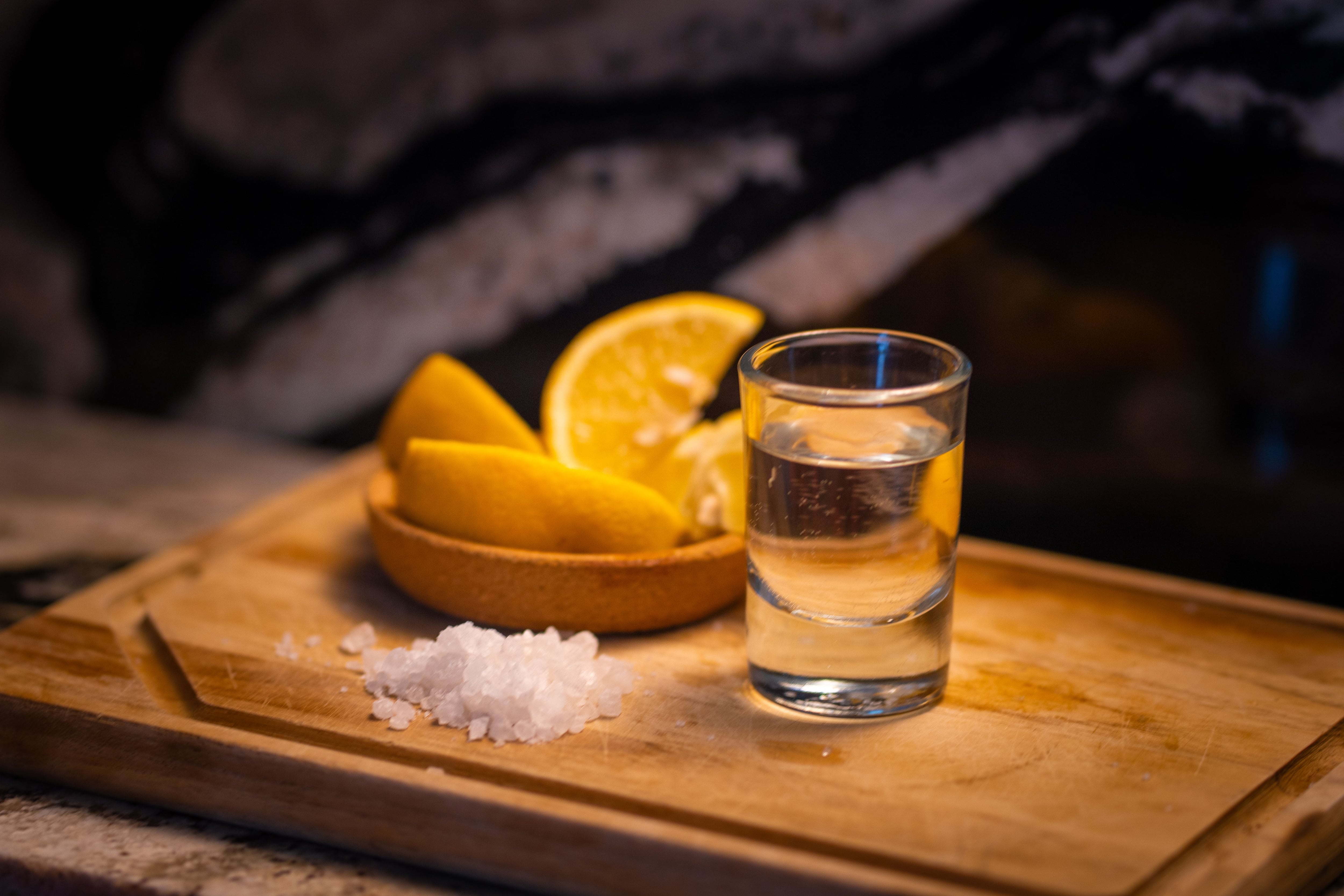 Chupito de tequila con limón y sal. (Pexels)