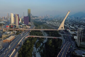 Vista aérea muestra una parte del área urbana en el estado de Nuevo León, donde Tesla construirá su nueva planta de autos eléctricos, en Monterrey, México, 19 de diciembre de 2022. (REUTERS/Daniel Becerril/File Photo)