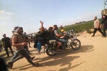 En esta imagen, palestinos trasladan a una civil israelí capturada, Noa Argamani, en una moto desde el sur de Israel a la Franja de Gaza, el 7 de octubre de 2023. (AP Foto, archivo)