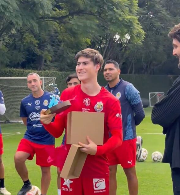 Armando González presume la figura de Blue Lock que recibió como reconocimiento a su título de goleo. (X /@Chivas)