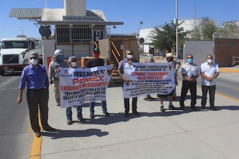 Un grupo de jubilados y pensionados de Pemex se manifestaron en instalaciones de esta paraestatal, para exigir se reactive su acceso a servicios médicos integrales, ya que desde Octubre que les dejaron de prestar este servicio.