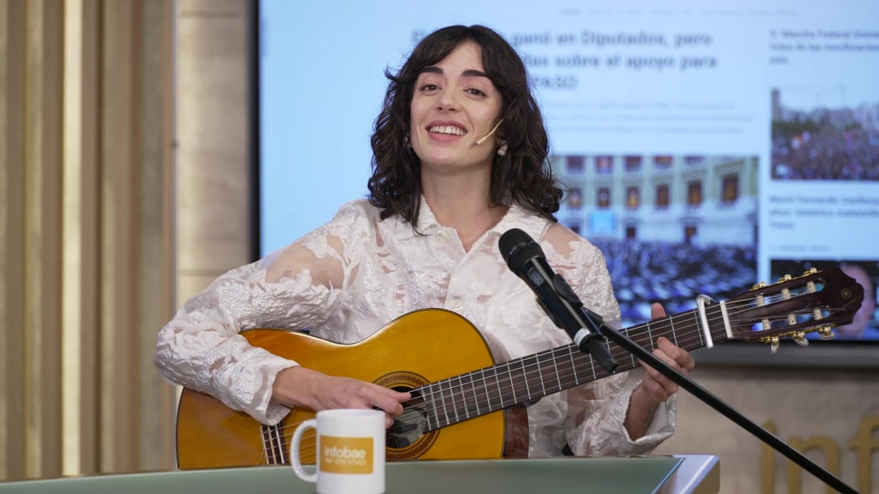 Con guitarra en mano, la artista interpretó un fragmento de una canción inspirada en su abuela y en los recuerdos familiares