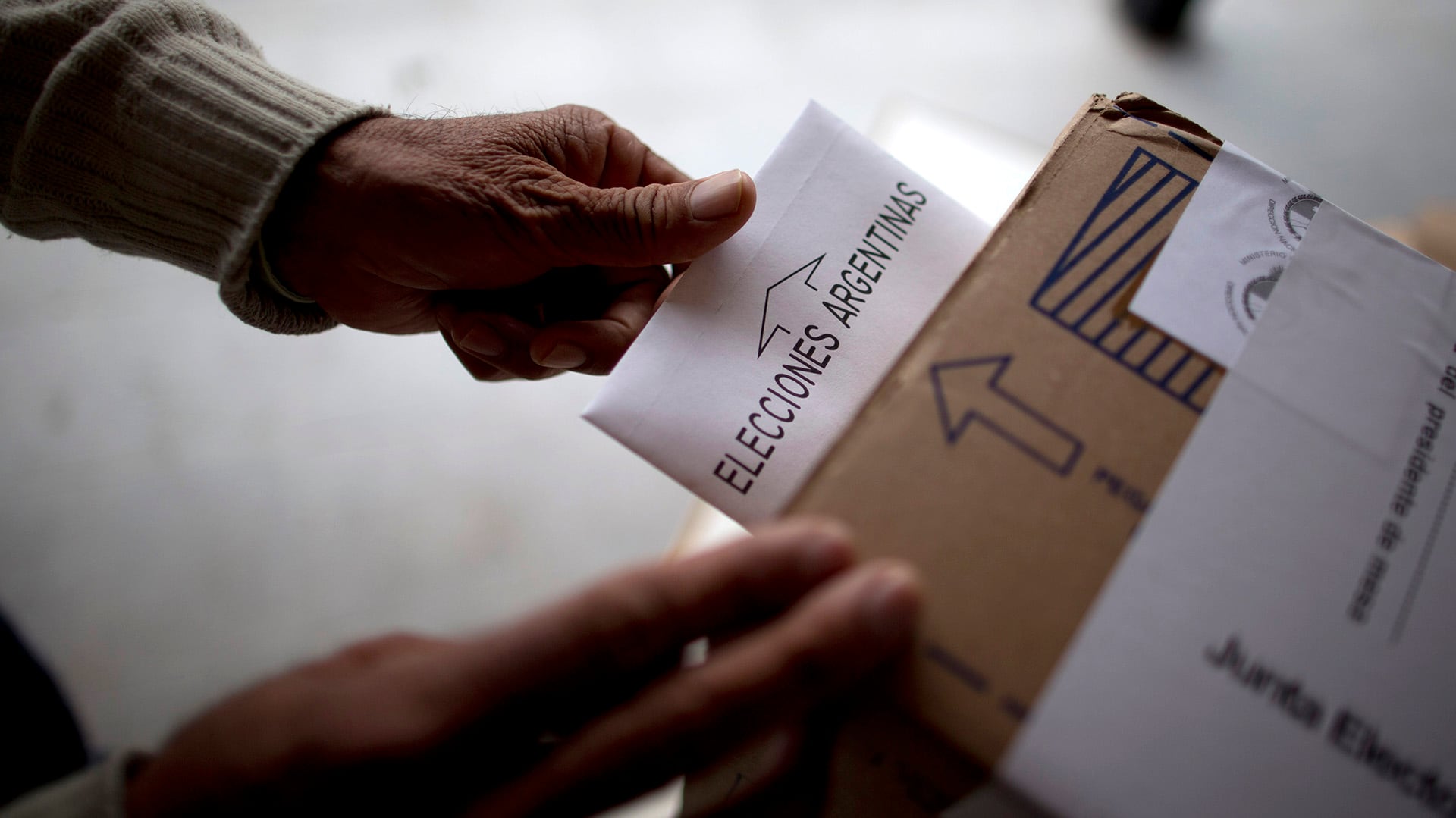 Según el cálculo de GMA, el mercado le asigna a la reelección de Milei una probabilidad del 53,5%, contra 46,5% para una oposición extrema. (AP)