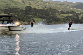 El neozelandés obtuvo la verificación tras esquiar en Lake Kereta, en Auckland, cuando tenía 94 años y 318 días (Récord Guinness)