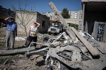 Vecinos entre los escombros del bombardeo (Reuters)