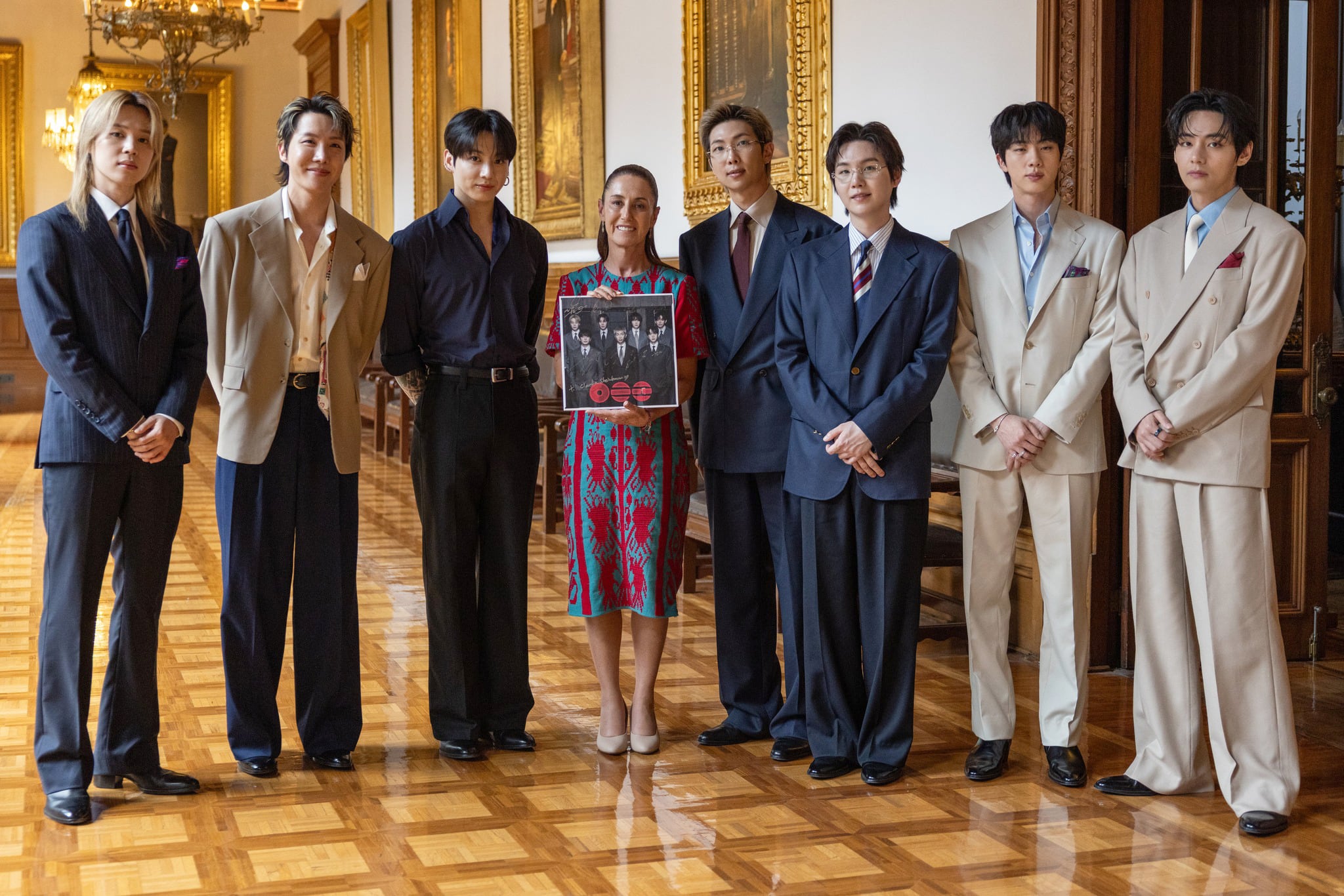 Fotografía cedida este miércoles por la presidencia de México, de la mandataria mexicana, Claudia Sheinbaum (c), posando con los integrantes del grupo surcoreano de K-pop BTS durante una reunión en Palacio Nacional de Ciudad de México (México). EFE/Presidencia de México/SOLO USO EDITORIAL/NO VENTAS/SOLO DISPONIBLE PARA ILUSTRAR LA NOTICIA QUE ACOMPAÑA (CRÉDITO OBLIGATORO)