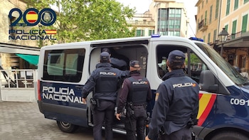 Dos hombres se atrincheran en