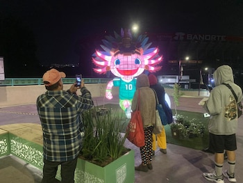 La escultura del ajolote ocasionaba que muchos aficionados se detuvieran a tomarse fotografías, por lo cual fue retirada por Protección Civil para evitar aglomeraciones en el puente peatonal que conduce al Estadio Azteca. (Foto: Raúl A. González/Infobae México)
