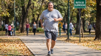 Un minuto de caminata por hora puede revertir los daños del sedentarismo, según un especialista de Columbia