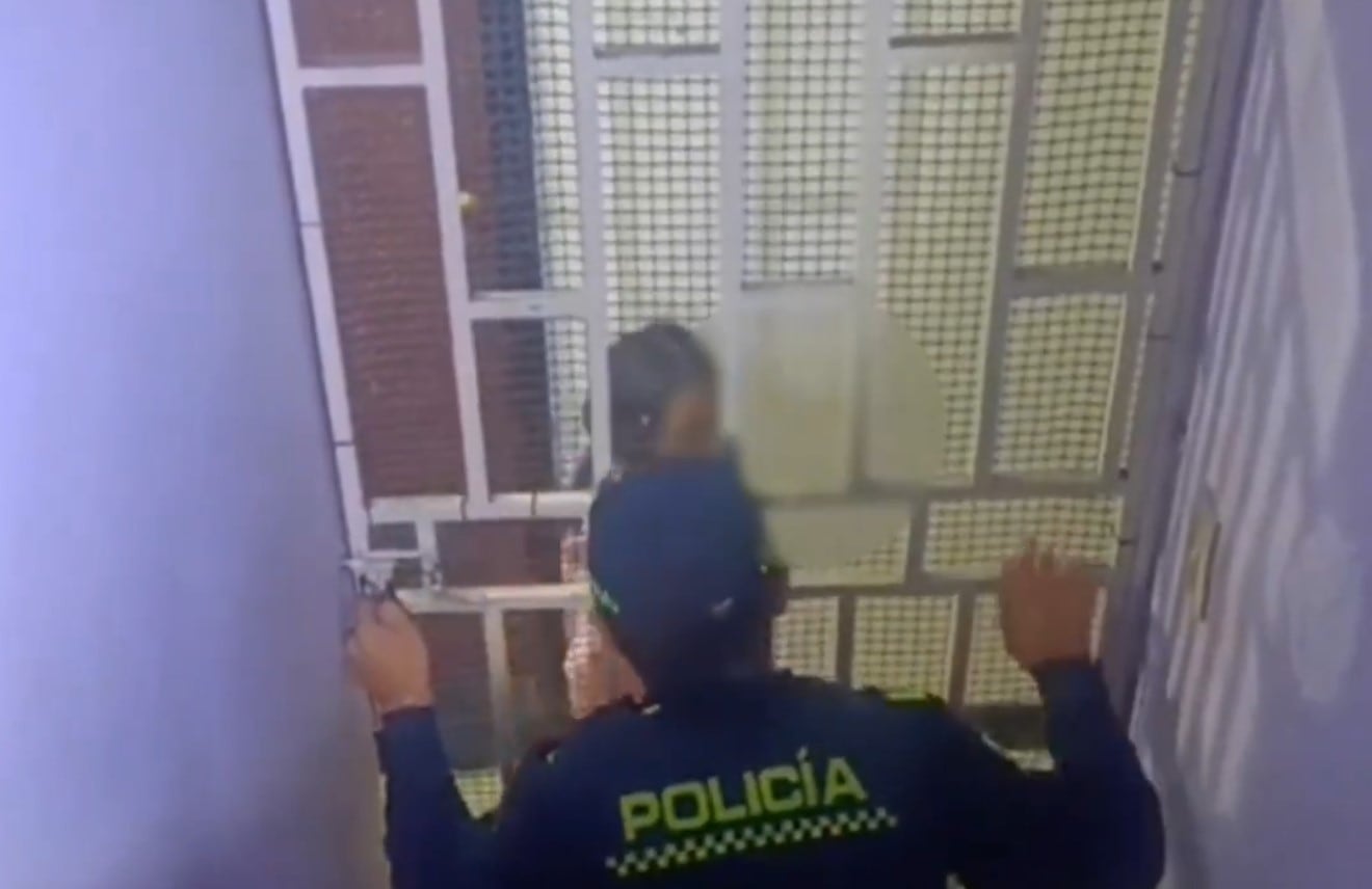 Rescate de una niña en Bogotá tras pedir ayuda desde una ventana