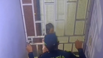 Niña de siete años fue rescatada en Bogotá tras pedir ayuda por una ventana con mensajes en hojas de papel: qué fue lo que pasó