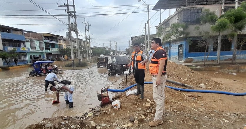 Autoridades del Instituto Nacional de Defensa Civil trabajan con autobombas para retirar la lluvia acumulada que inunda las calles de la región Tumbes. (Indeci)
